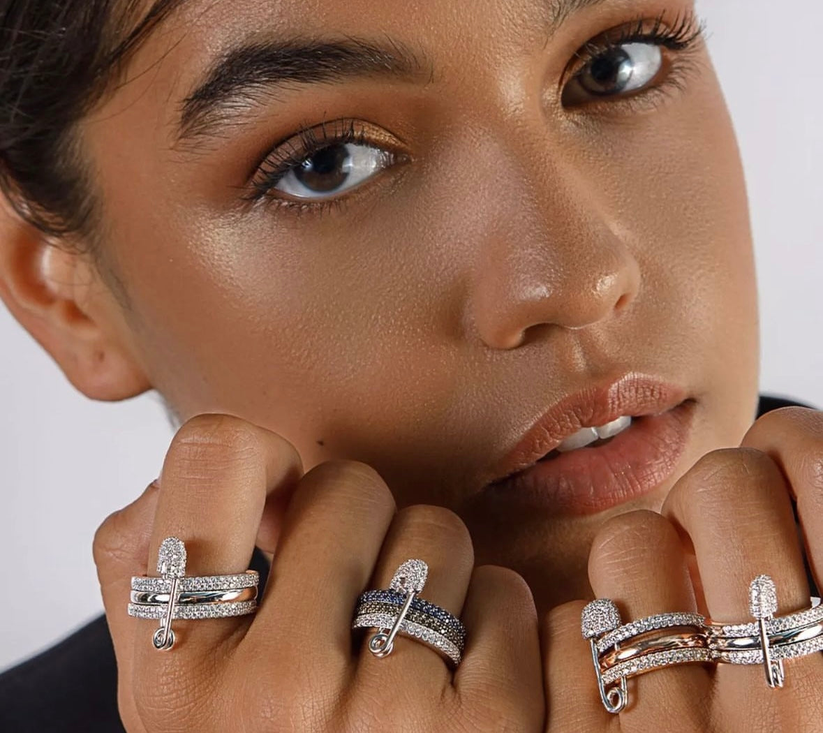 Dreireihiger Ring mit Sicherheitsnadel