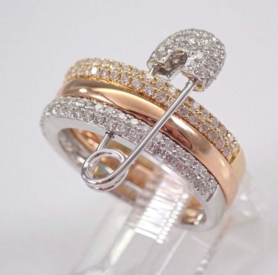 Dreireihiger Ring mit Sicherheitsnadel