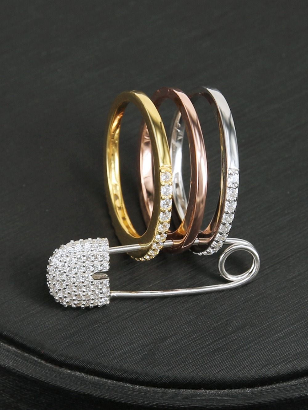 Dreireihiger Ring mit Sicherheitsnadel